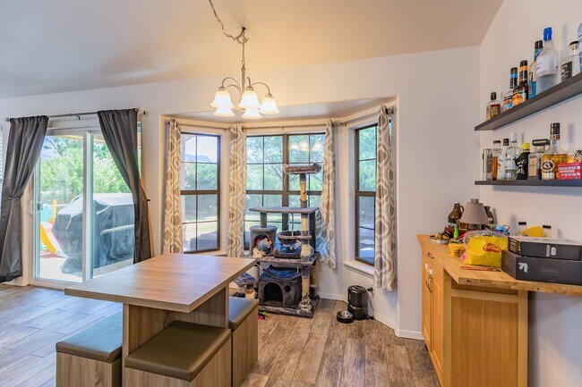 Building Photo - Beautiful Home in the Golf Course Area