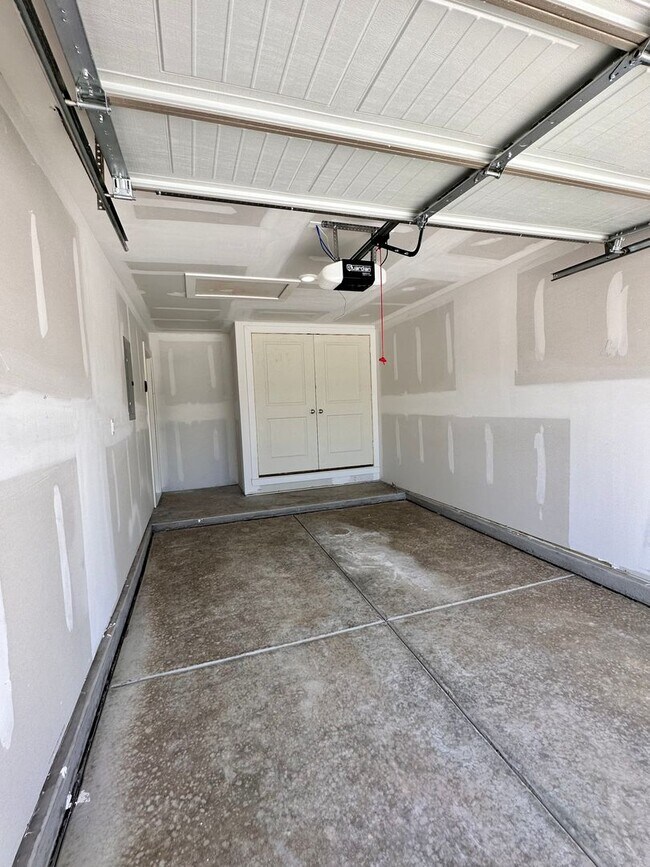 Building Photo - Indulge in Luxury: Upscale 3-Bedroom Duplex for Rent in Coveted Harvest Neighborhood