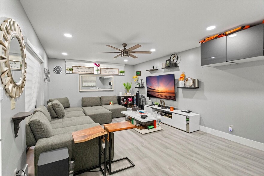 Building Photo - 22940 Oxford Pl