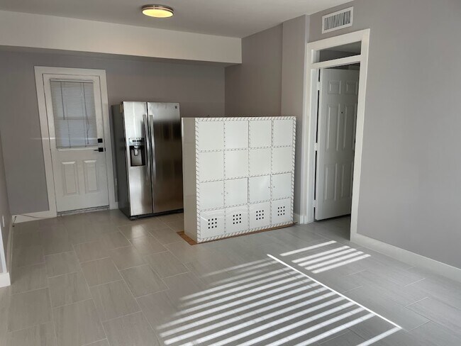 Building Photo - 1400 SW 27th Ave