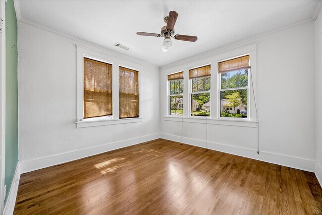Building Photo - 3/2 fully updated with appliances included!