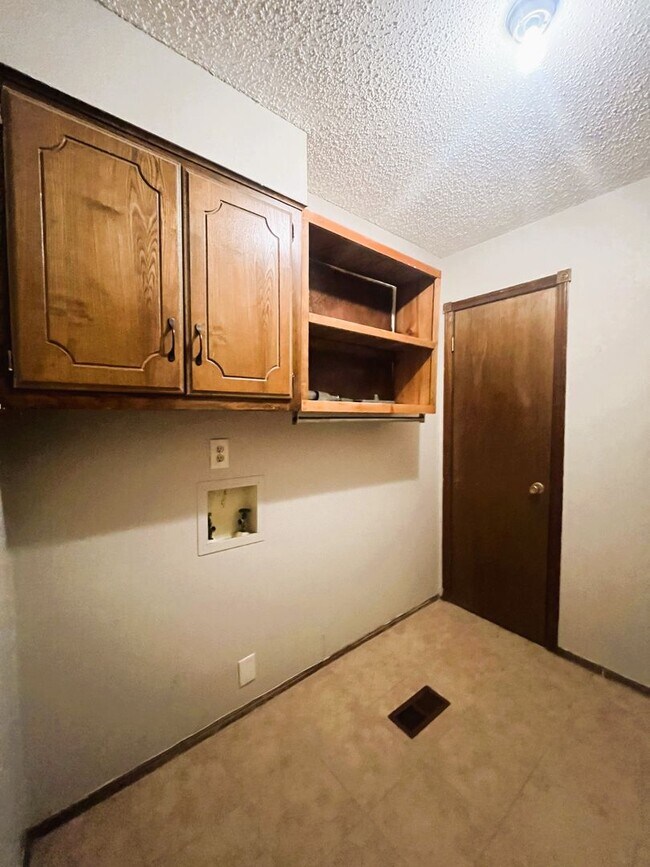 Building Photo - Norman. 3 bed, 2bath, 2 car garage with storm shelter