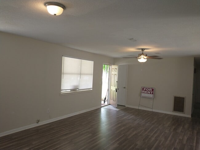 Building Photo - 108 First Family Dr