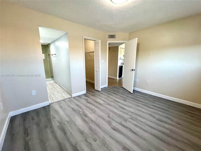 Building Photo - 1340 W 41st St