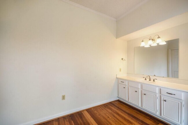 Building Photo - 609 Harthan St
