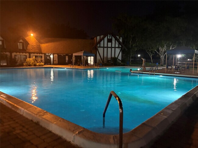 Building Photo - 3750 Inverrary Dr