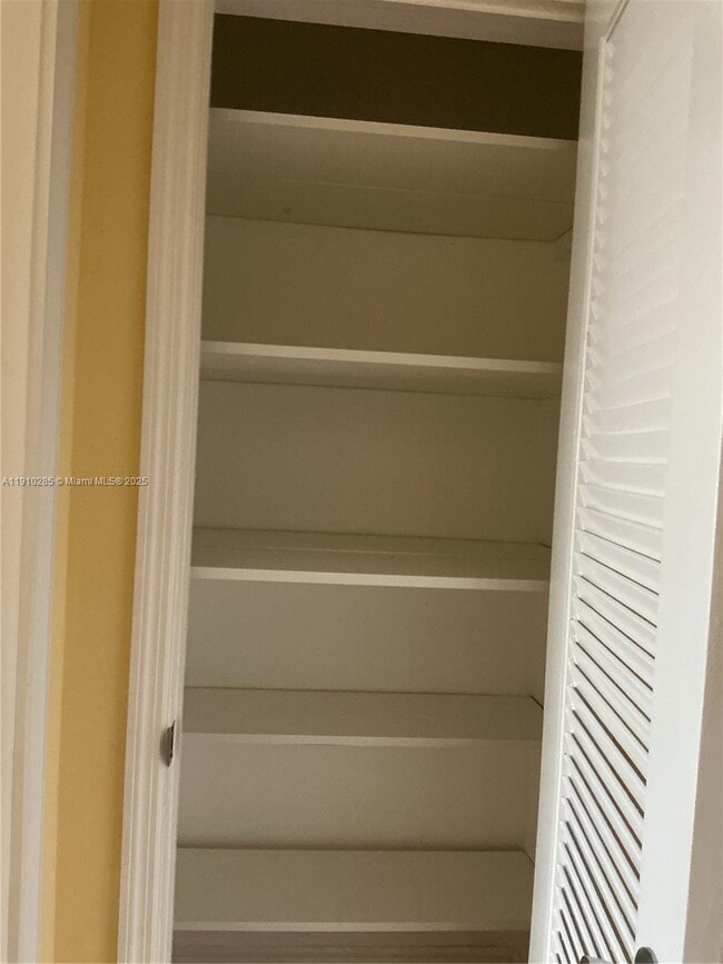 Building Photo - 1000 Renmar Dr