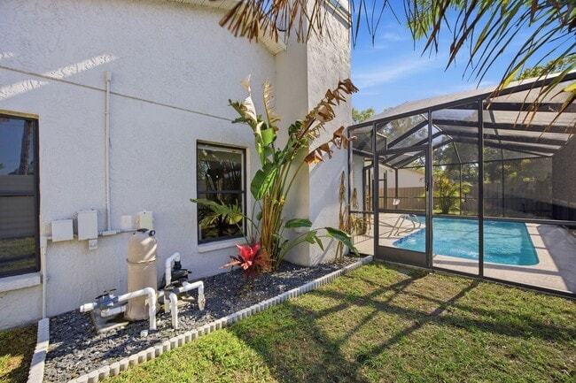 Building Photo - Pool Home