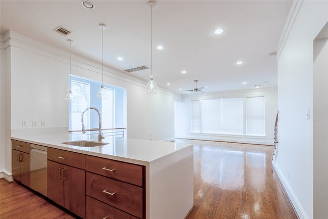 Building Photo - 5321 Lillian St