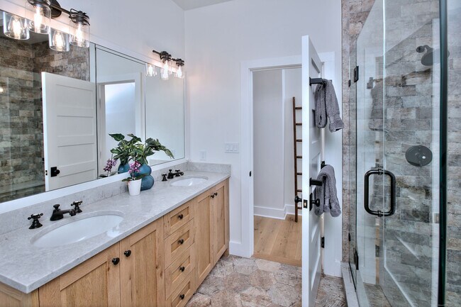 Building Photo - 55 Kings Hwy N