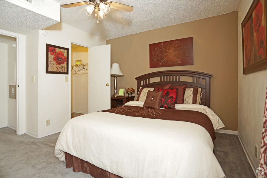 1BR, 1BA - 804SF - BEDROOM - Skyline Place Apartments