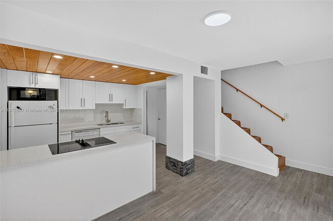 Building Photo - 6667 Miller Dr