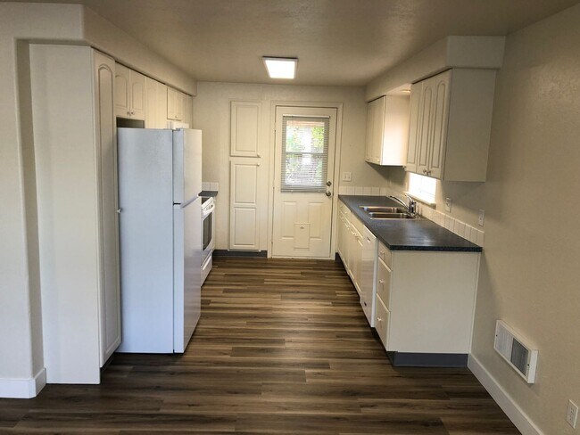 Building Photo - Updated 2 bedroom, 2 bathroom duplex in Sp...