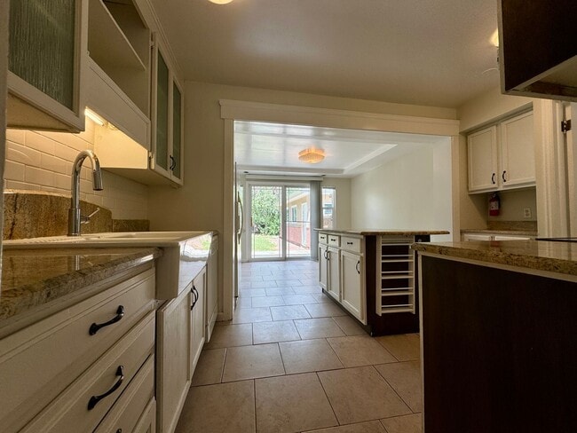 Building Photo - Beautiful 2 bedroom, 1.5 bathrooms plus an office!! Available NOW!