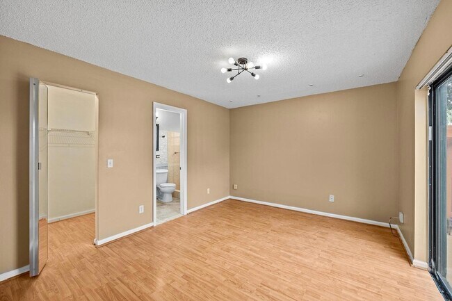 Building Photo - 1100 Manor Dr