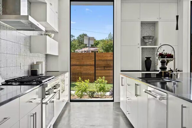 Building Photo - 2109 Barton Hills Dr