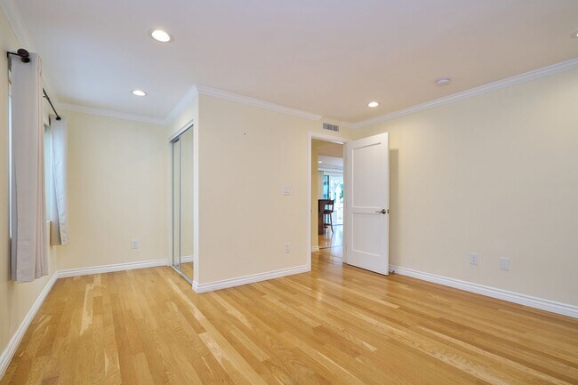 Building Photo - Hollywood Nights in Redondo Beach with lar...