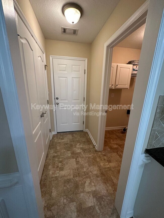 Building Photo - 2136 Sylvan Lake Dr