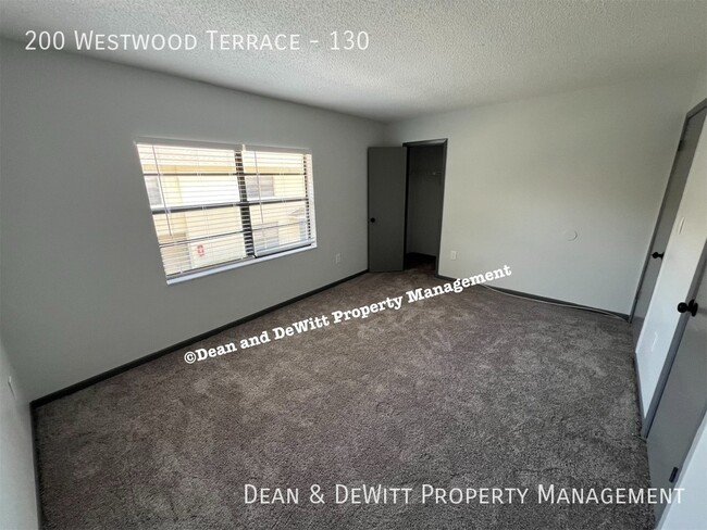 Building Photo - 2/1.5 Townhome w/ Pool - For Rent