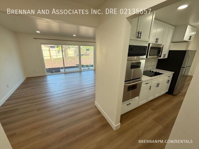 Building Photo - 35 Flower St