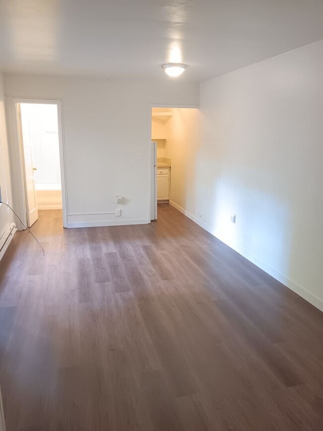 Interior Photo - Bay Ridge Court (Cobblestone Court)