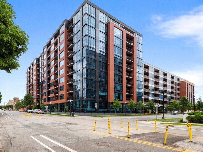 Building Photo - 215 10th Ave S