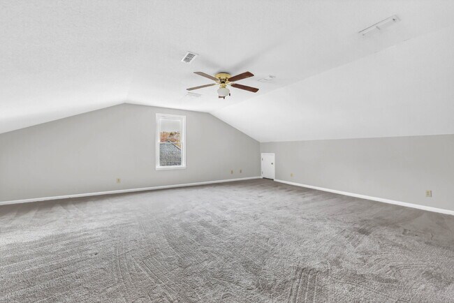 Building Photo - Spacious 3 Bedroom and 2.5 Bathroom