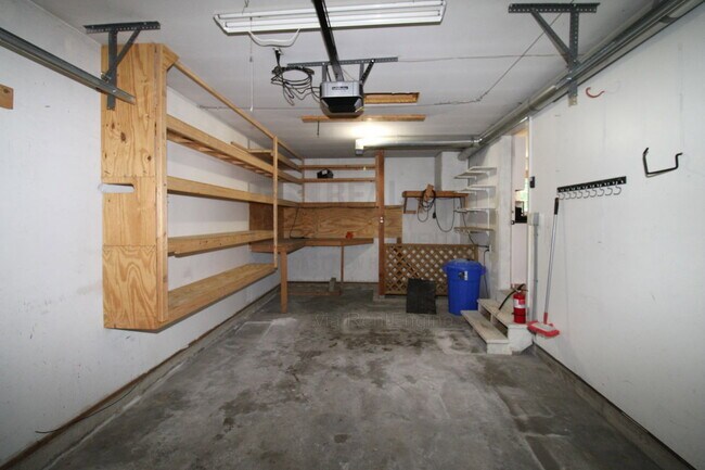 Building Photo - 4 Robin Ln