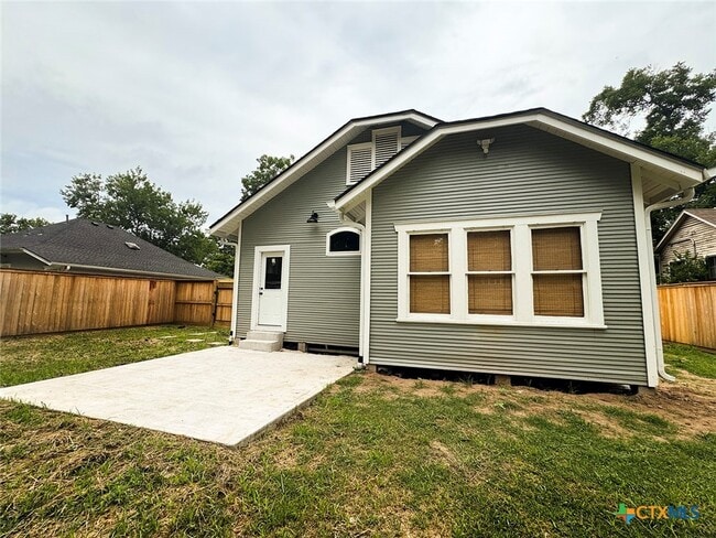 Building Photo - 507 W Brazos St