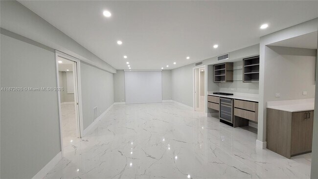 Building Photo - 6039 Collins Ave
