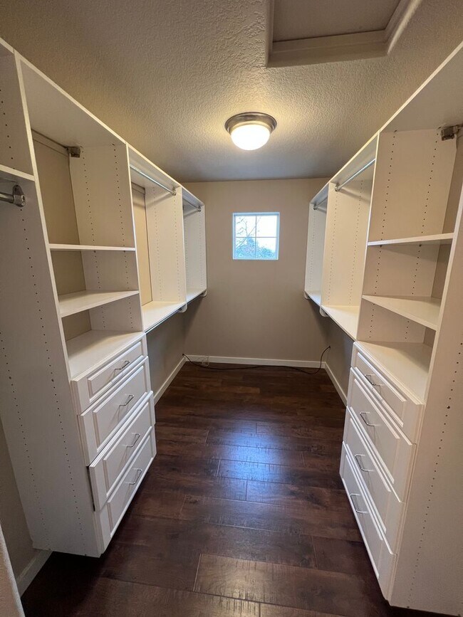 Building Photo - 3-Bedroom 3-Bathroom house across from Candlelight Park