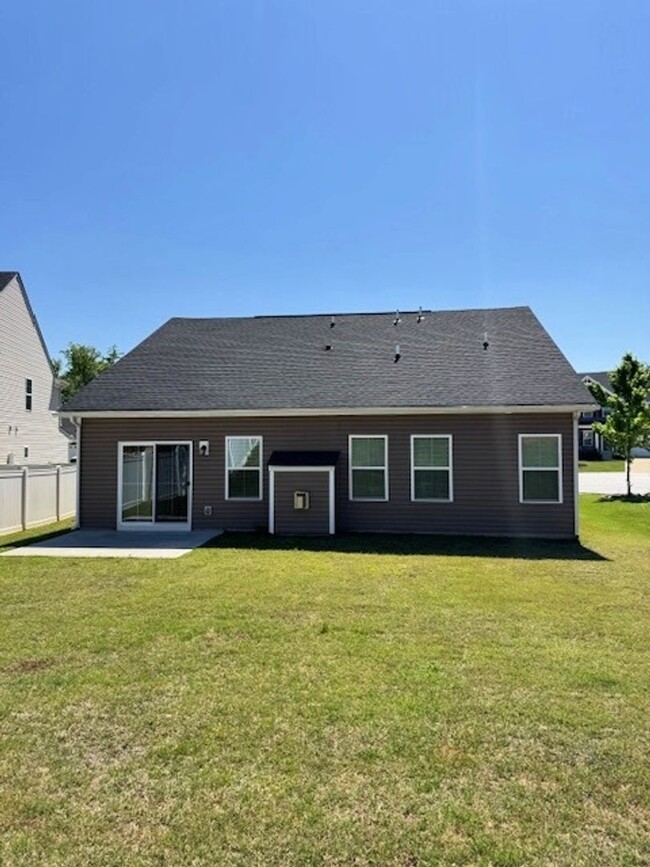 Building Photo - Like New - Single Story Living - 3 Bedroom...