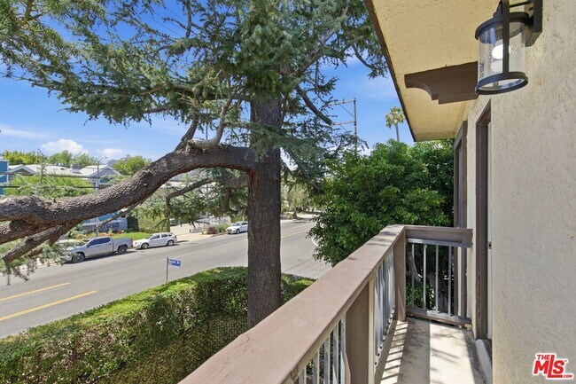 Building Photo - 13025 Moorpark St