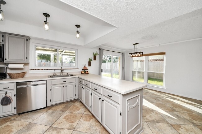 Building Photo - 601 E Castle Harbour Dr