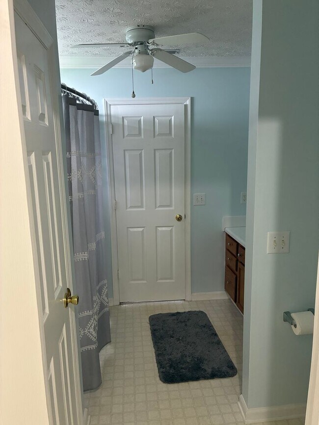Building Photo - 3 Bed 2 Bath Newport Home Available now