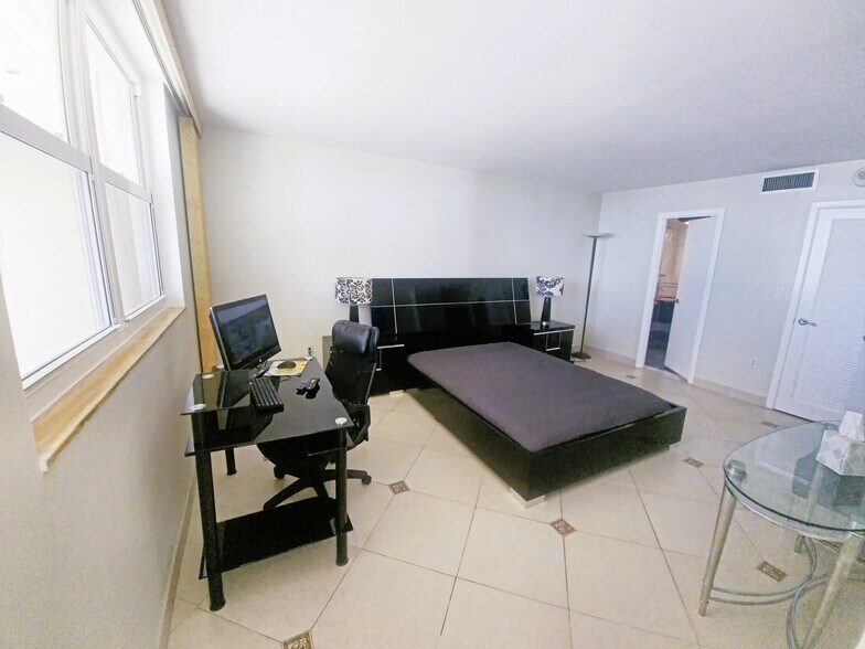 Building Photo - 1833 S Ocean Dr