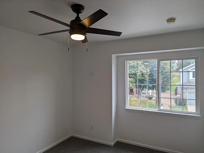 Building Photo - 4 bedroom home with walk-out basement, lar...