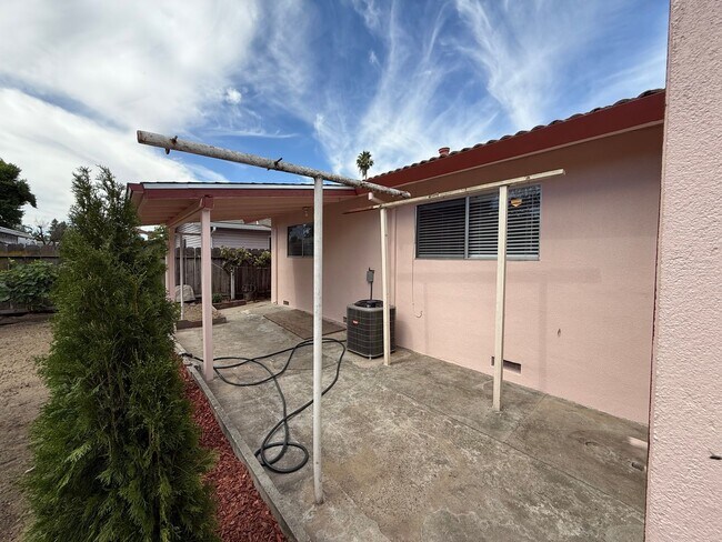 Building Photo - 3-bedroom single story in the heart of Tur...