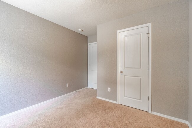 Building Photo - Secure Comfort: Beautiful 3 Bed, 2 Bath Ho...