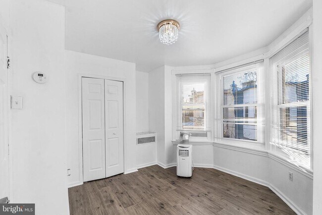 Building Photo - 811 W Schiller St