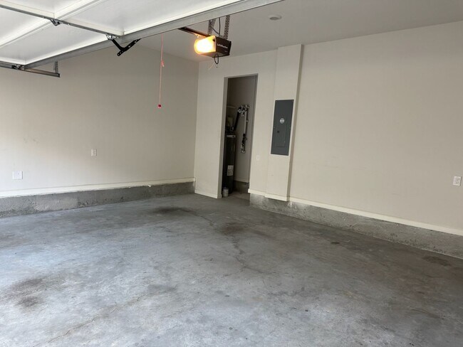 Building Photo - Convenient