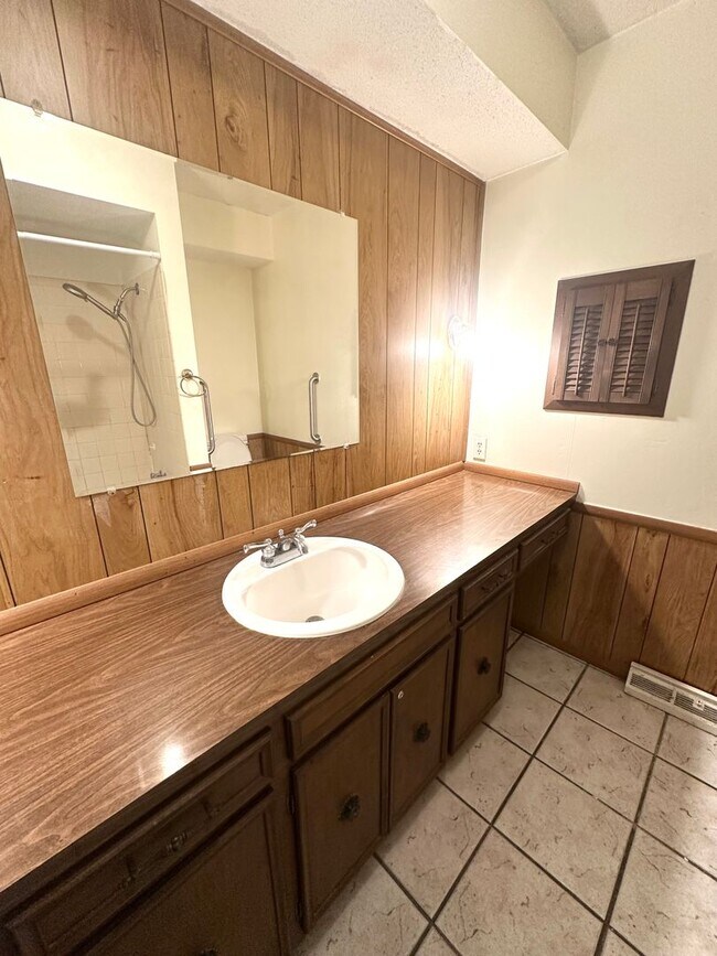 Building Photo - Welcome To Your Spacious Oasis!