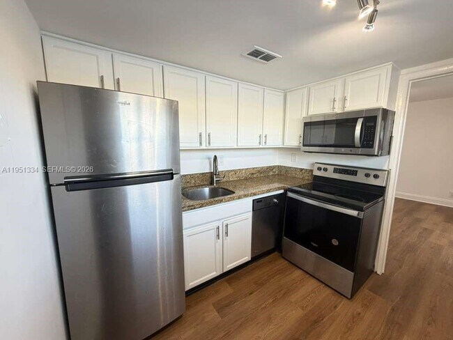 Building Photo - 1361 NE 40th Pl