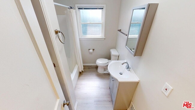 Building Photo - 127 N Doheny Dr