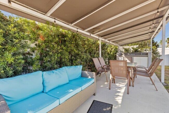 Building Photo - 921 SE 13th Ct