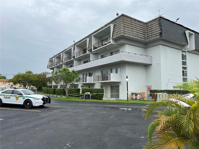 Building Photo - 8000 SW 81st Dr