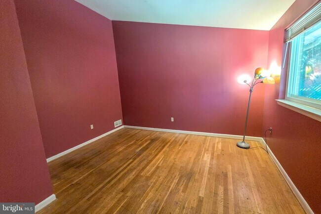 Building Photo - 305 Hillsboro Dr