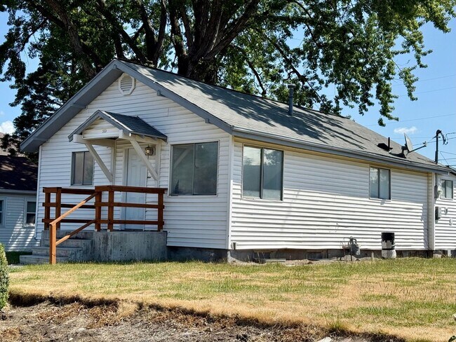 Building Photo - For Rent: 2 Bedroom, 1 Bathroom Home with Garage and Large Yard