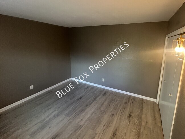 Building Photo - 3456 N Richland Dr