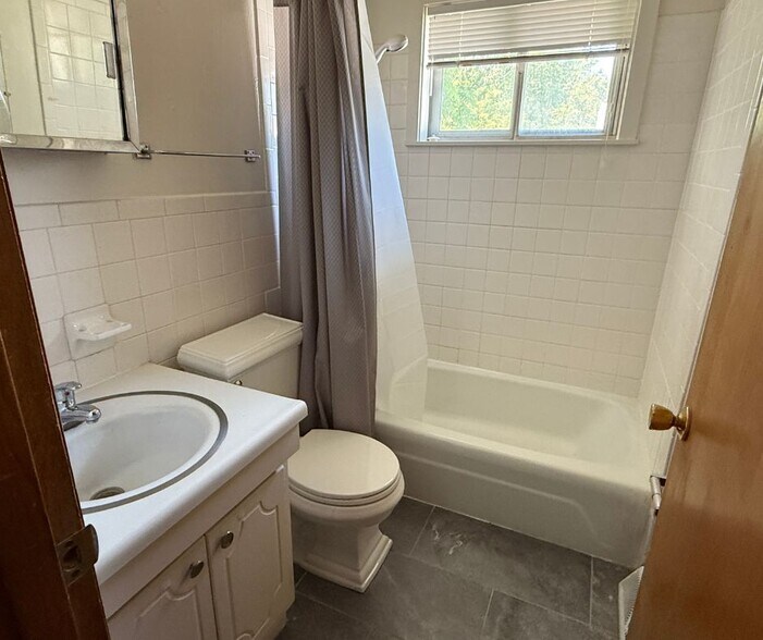 Building Photo - 1610 Highridge Dr